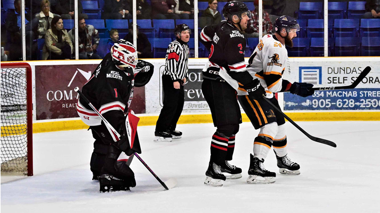 Mole looking around players that are in front of him