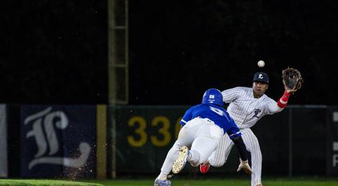 Majors fall to Royals