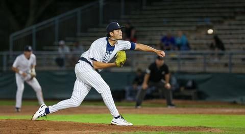 Majors Fall in Extra-Innings To Barnstormers
