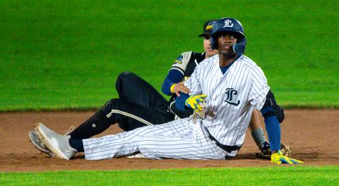 Majors win pitchers duel on Friday Night