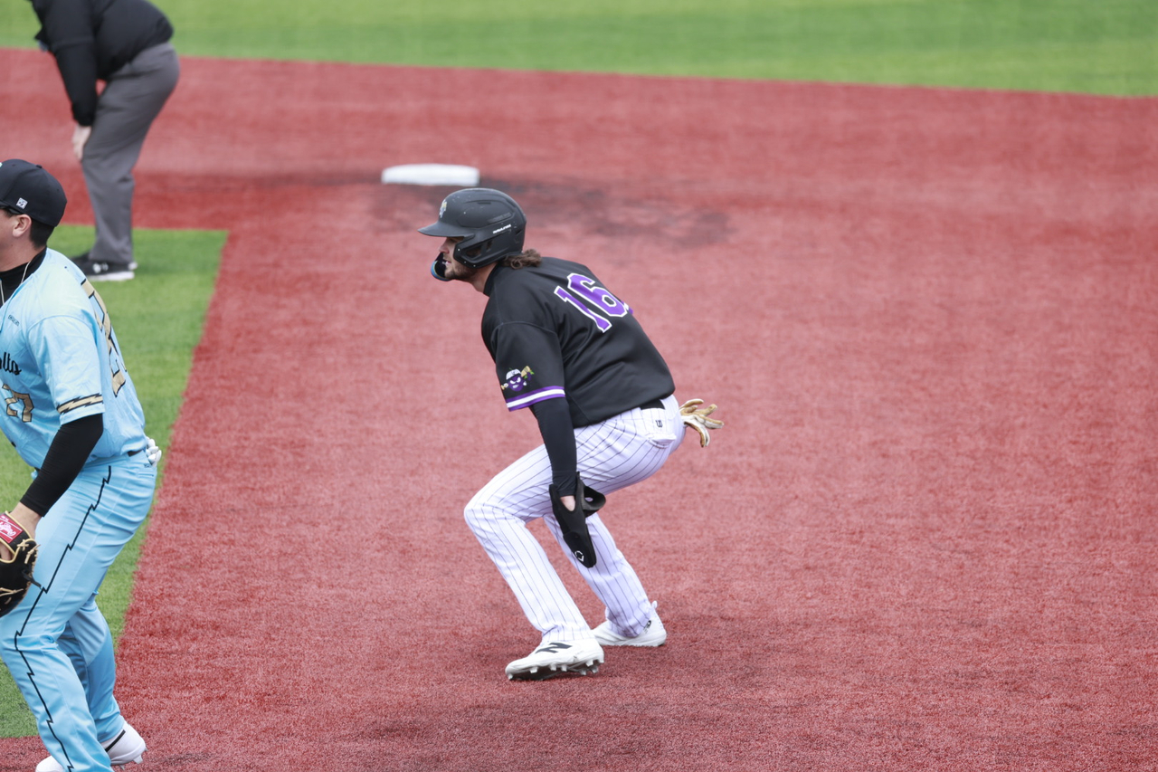 Joe Redfield leads off first base