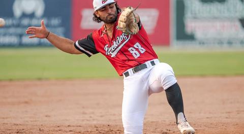 MUCKDOGS KEEP ON STEPPIN’; BURY PIOS 10-4 IN THIRD STRAIGHT WIN
