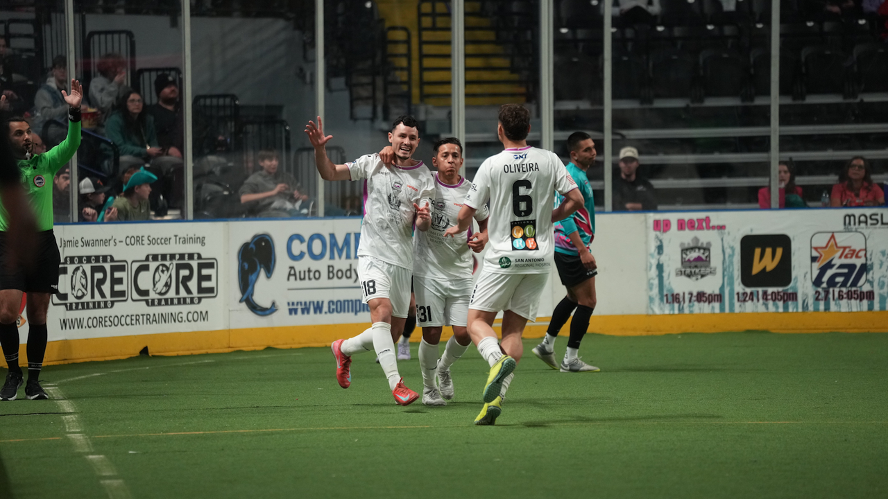 Photo of a goal celebration featuring Walter Díaz González, Steven Chávez & Cyro Oliveira