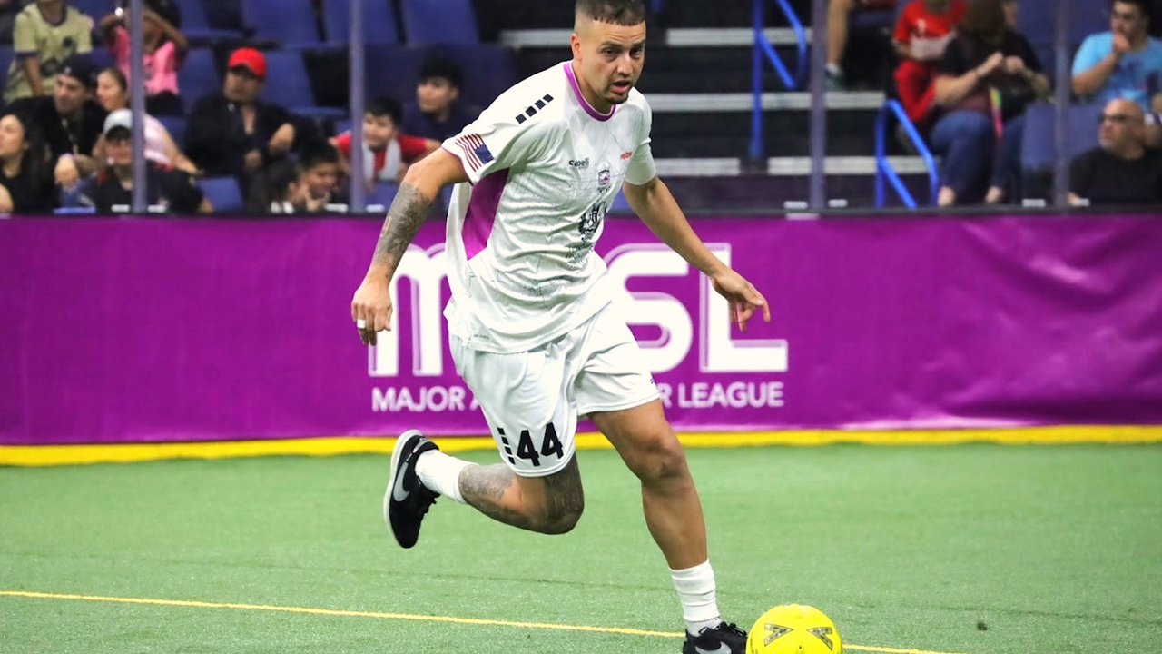 Photo of Filipe Dutra running with the ball