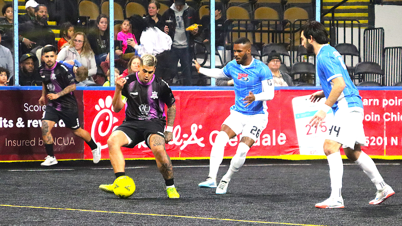 Photo of Justin Stinson passing the ball at Milwaukee