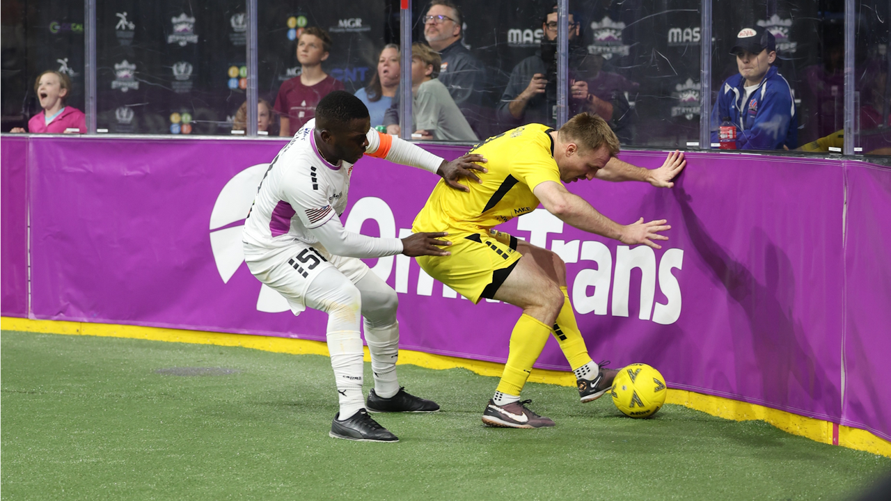 Photo of Robert Palmer defending against Milwaukee's Derek Huffman