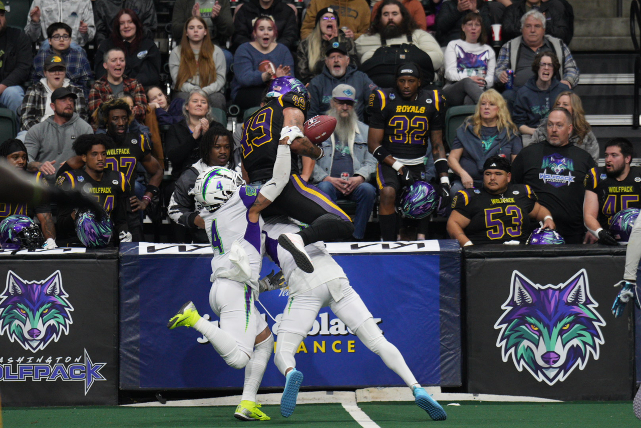 Shaun Lewis making a defensive stop.