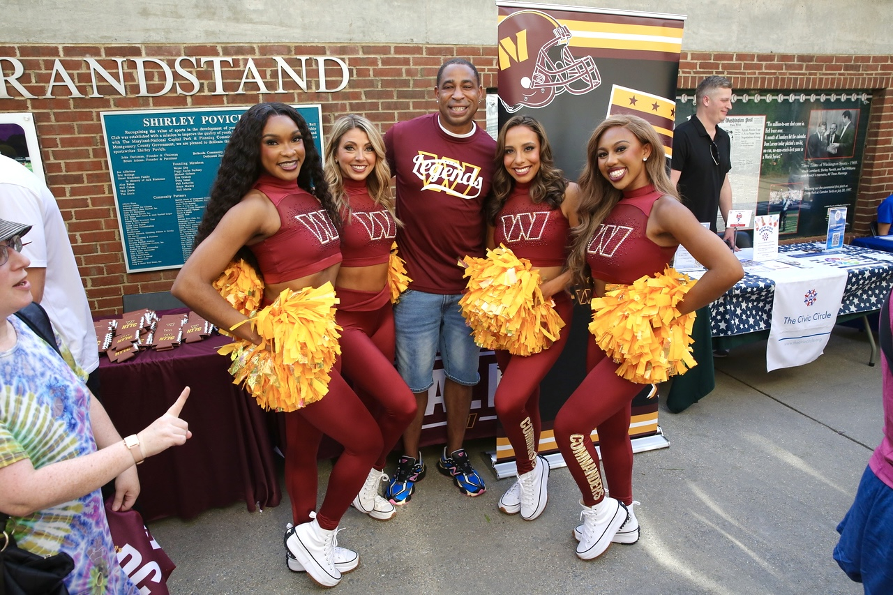 Fred Smoot and cheerleaders by Mark Thalman